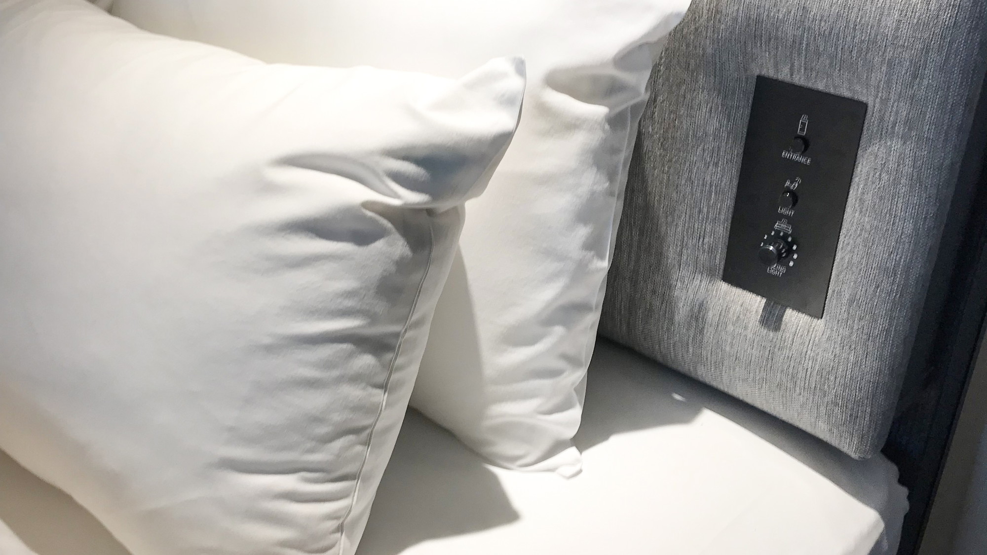 枕元にスイッチパネルございます。