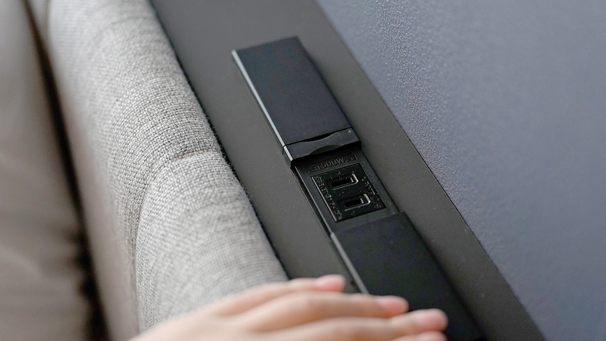 コンセント・USB（開閉式） ベッド周りにございます。