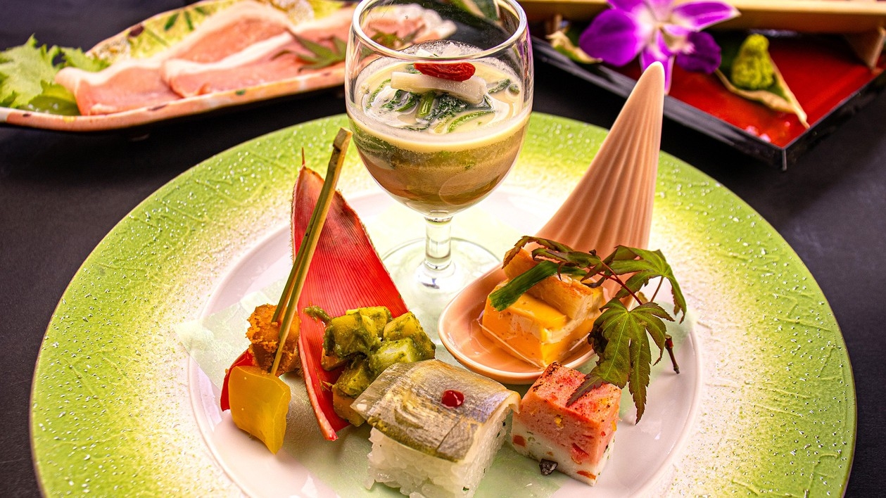 【カラオケ1時間無料】夕食前や夕食後のカラオケと乳白色ににごり湯で温泉旅行をご堪能ください♪