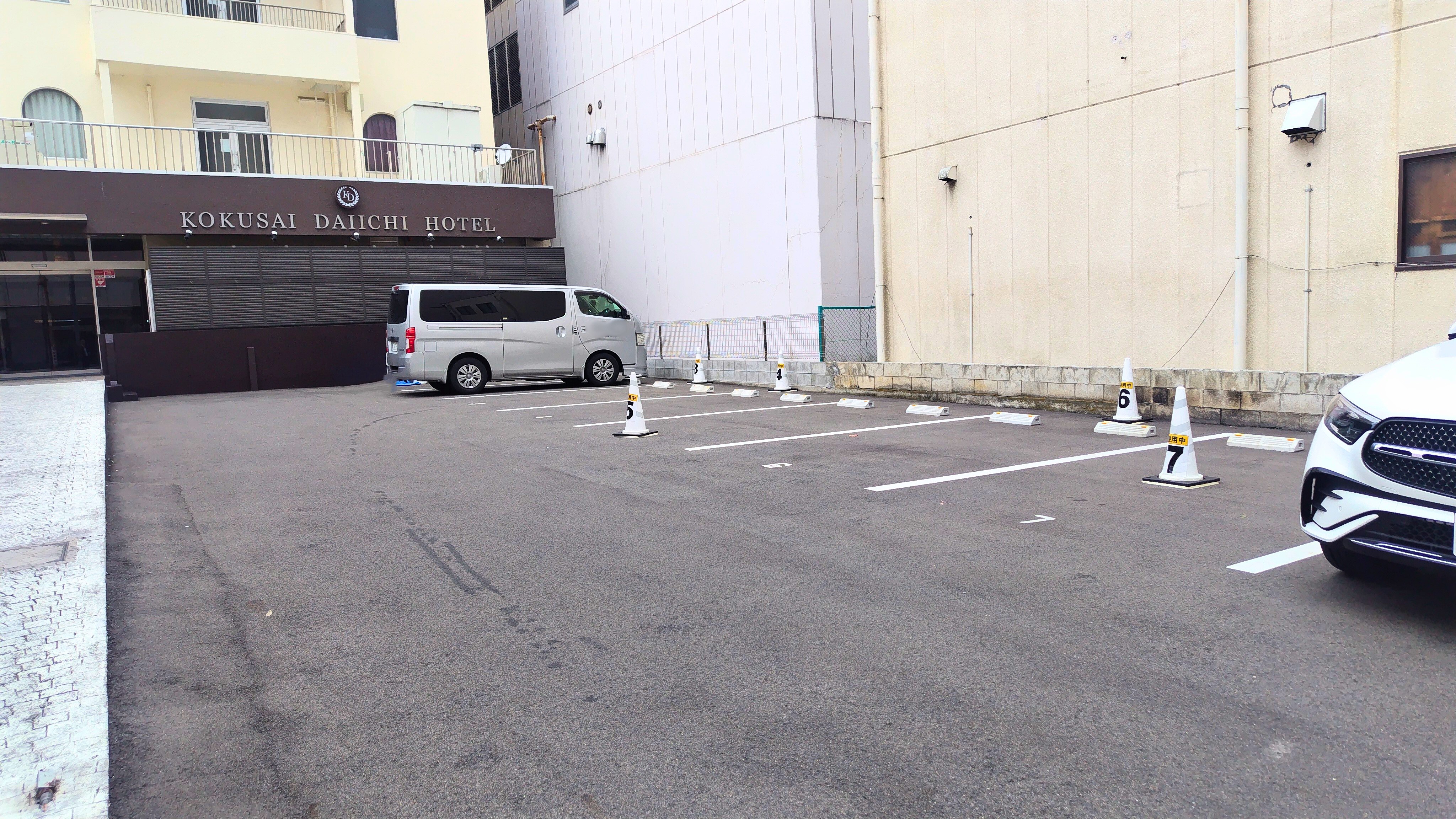 ◆ご宿泊者様専用駐車場（最大８台／先着順） 料金：１０００円／日