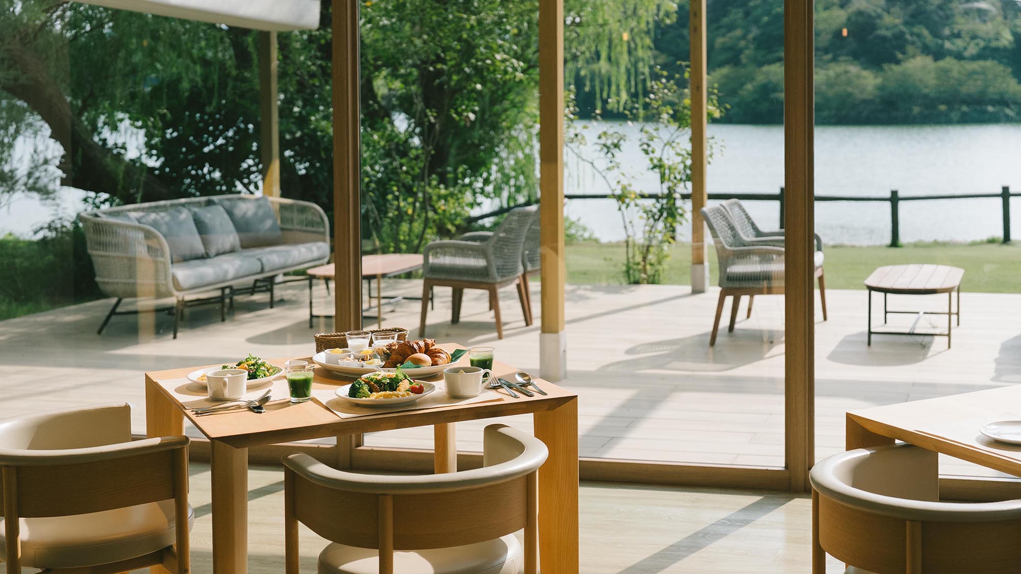 ANA楽パック 国内ツアー HOTEL＆湖邸 艸花 －そうか－ 航空券付