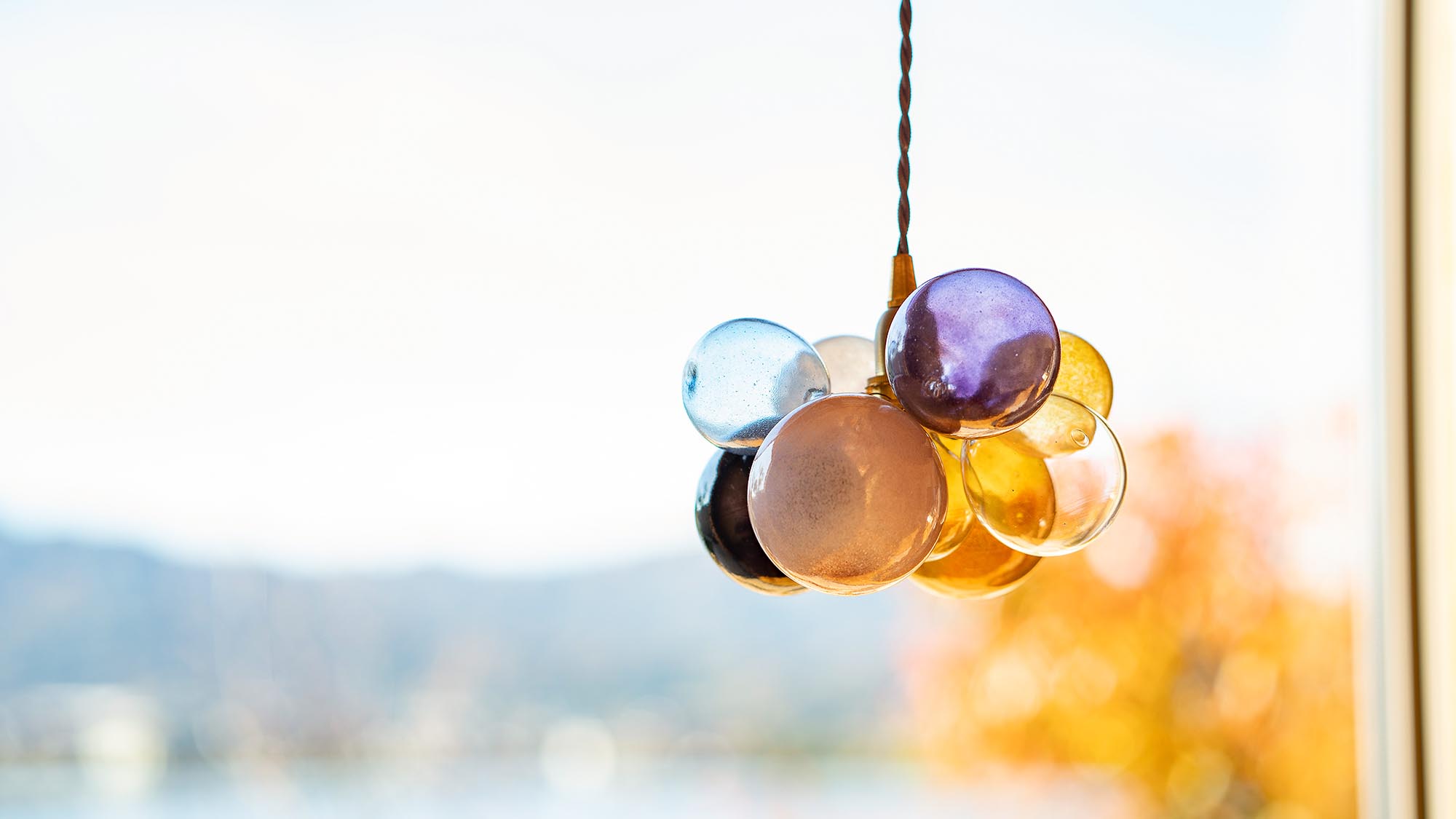 ［湖邸 -Kotei-］-晴ル- 泡沫のようなランプ。