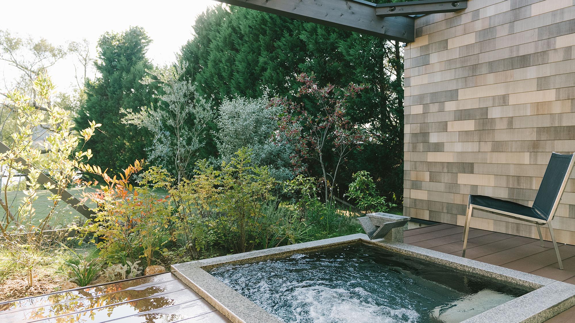 ［温泉棟］柔らかな泉質の八丁浜小浜温泉の湯。ガーデンと湖を望むアウトバスもございます。
