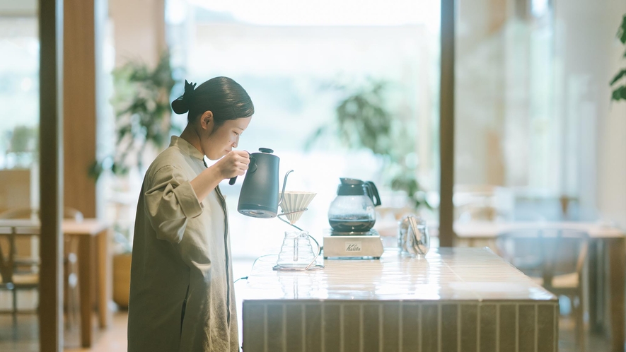 鼻をくすぐるコーヒーのいい香り。朝は丁寧に煎れた1杯のコーヒーから。［一例］