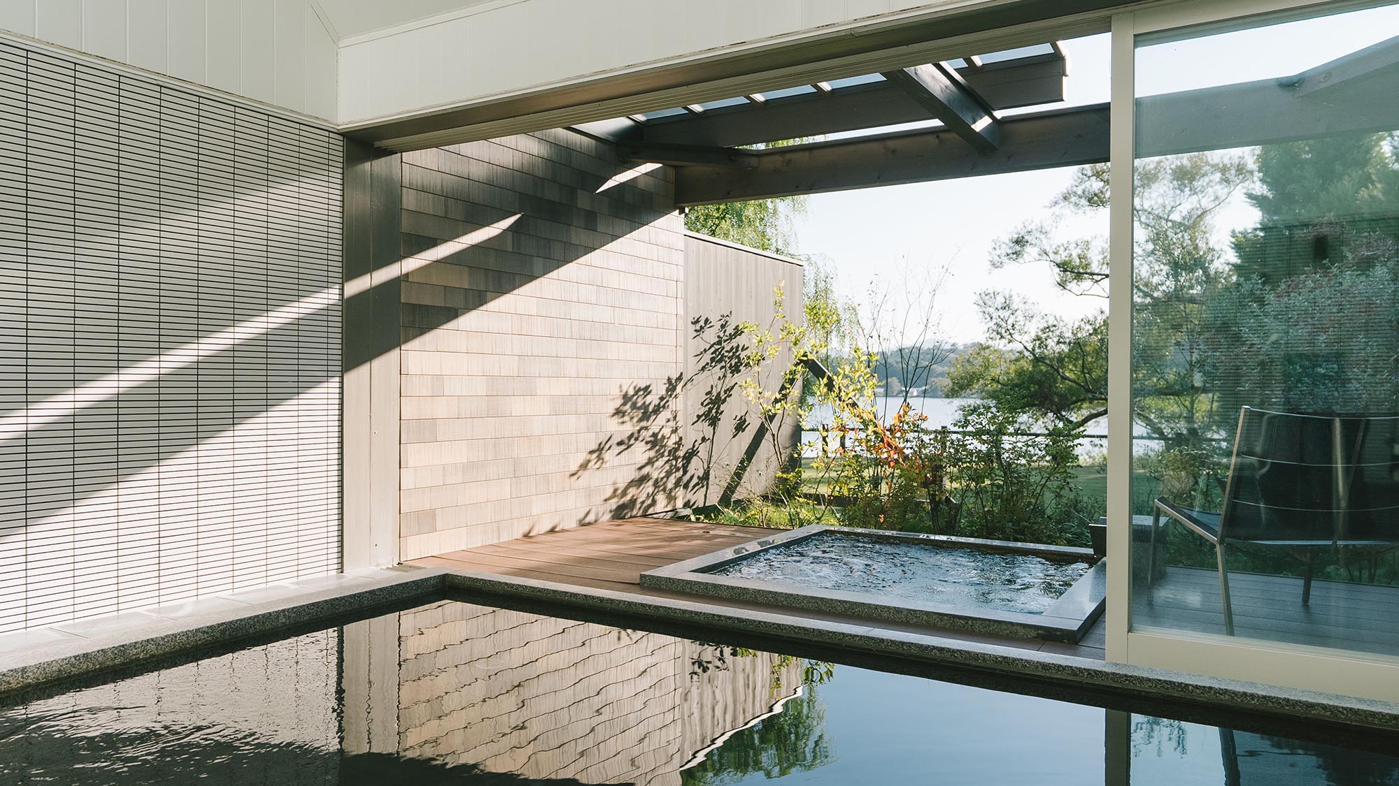 ［温泉棟］柔らかな泉質の八丁浜小浜温泉の湯。小ぶりながら心地いい大浴場。