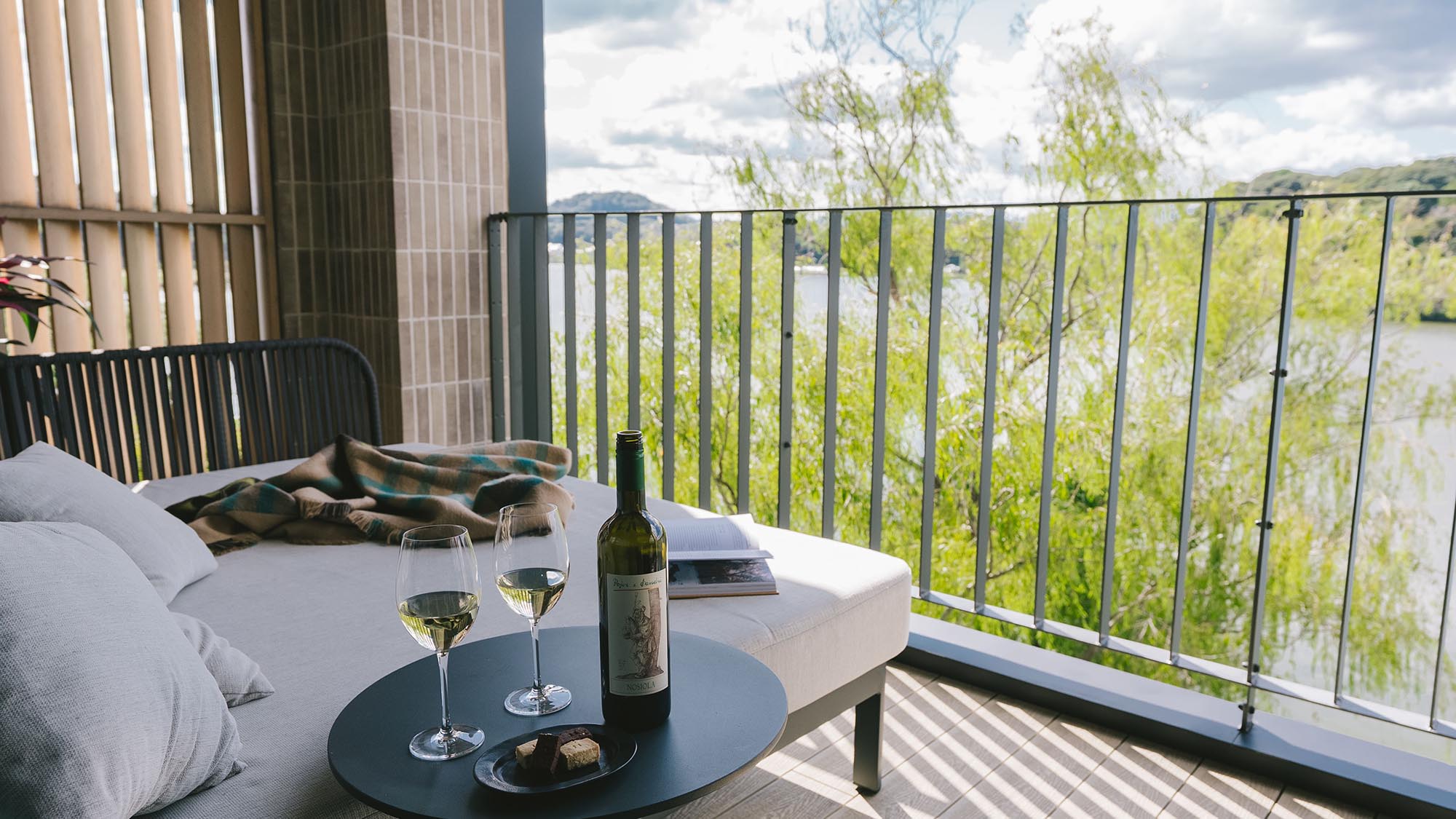 ［コンセプトルーム レイクビューバス＆テラス］こころ凪ぐ風景、豊かな時間。