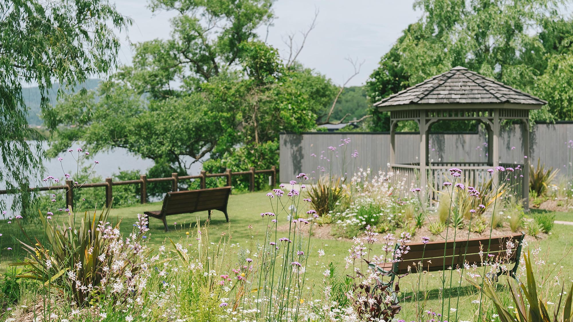 気取らない草花が揺れるガーデン。自分にとって居心地のいい場所をみつけてください。