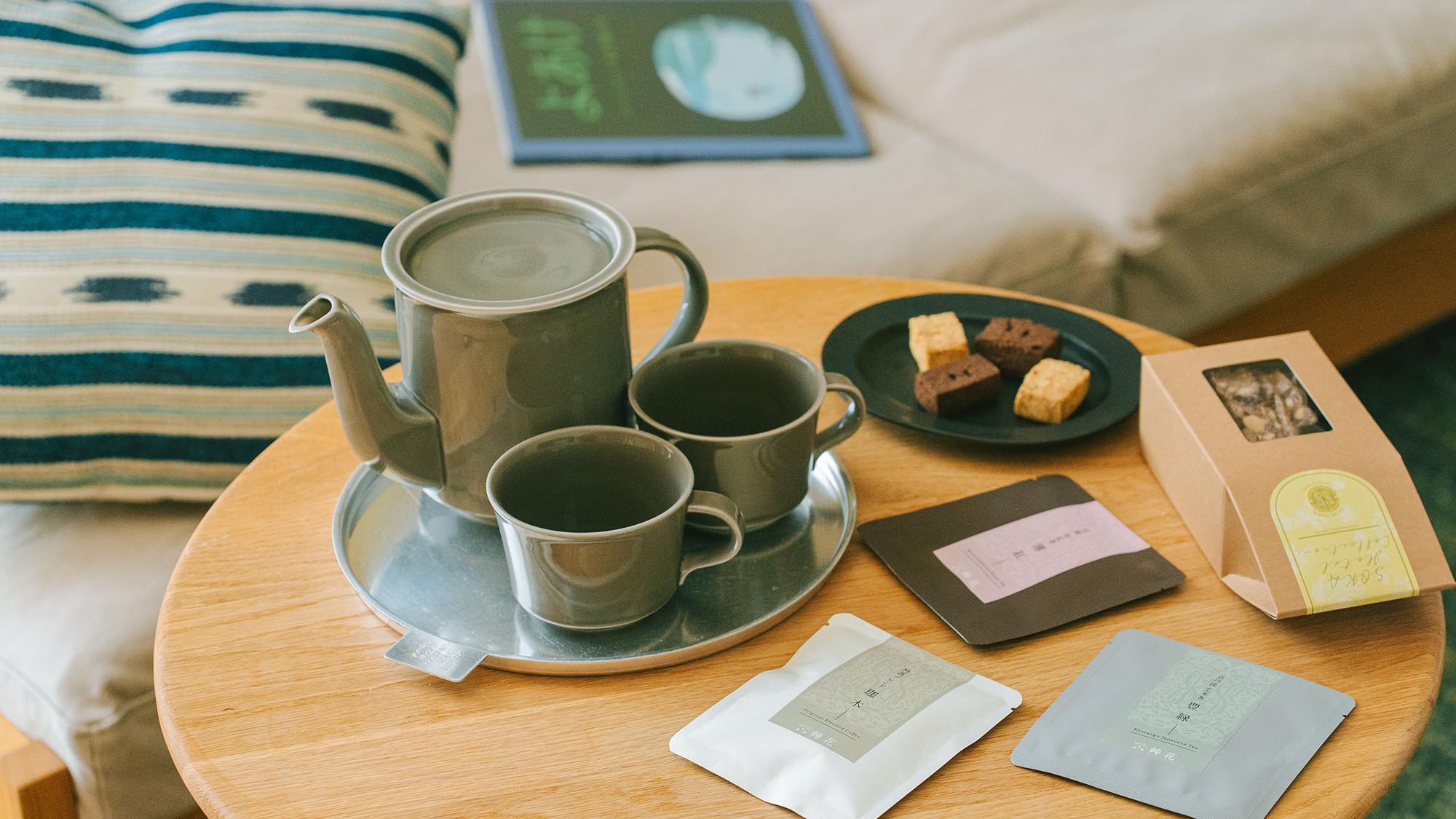 コーヒー、和紅茶、玄米茶。お部屋でゆるやかなティータイム。