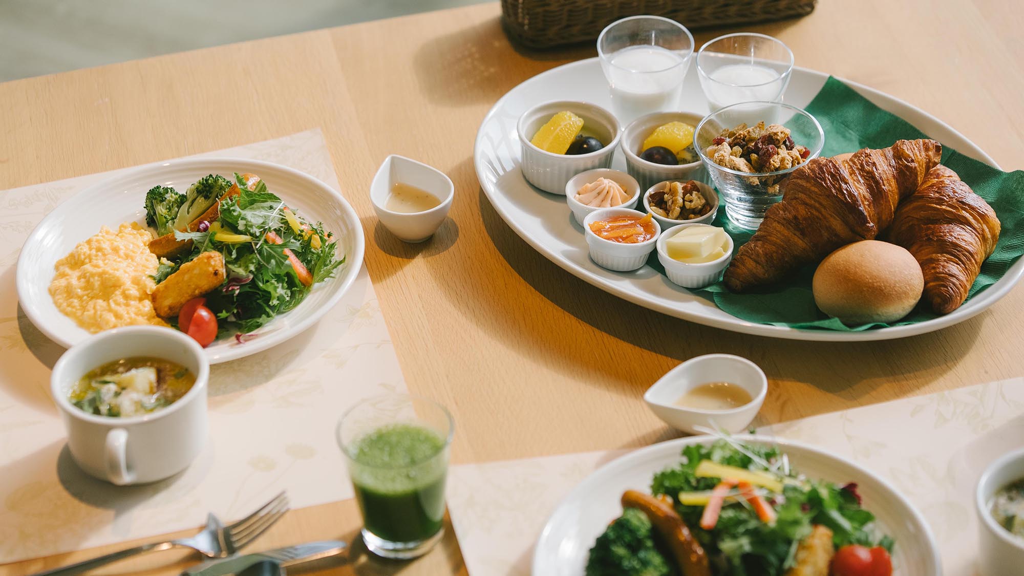 地産食材、自家製にこだわった洋朝食は、朝陽差し込むダイニングで。