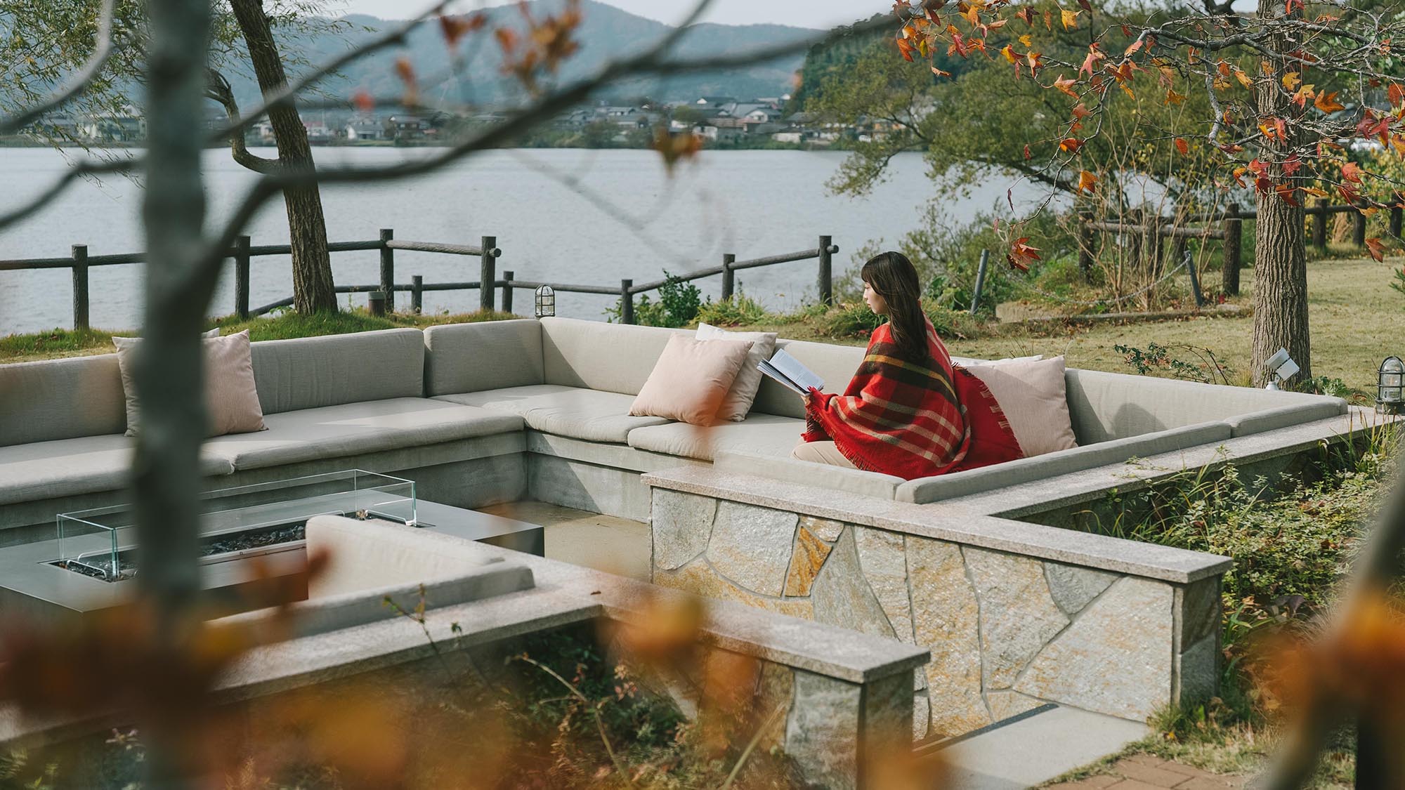 ファイヤーラウンジで過ごす自然に溶け込むゆるやかな時間。