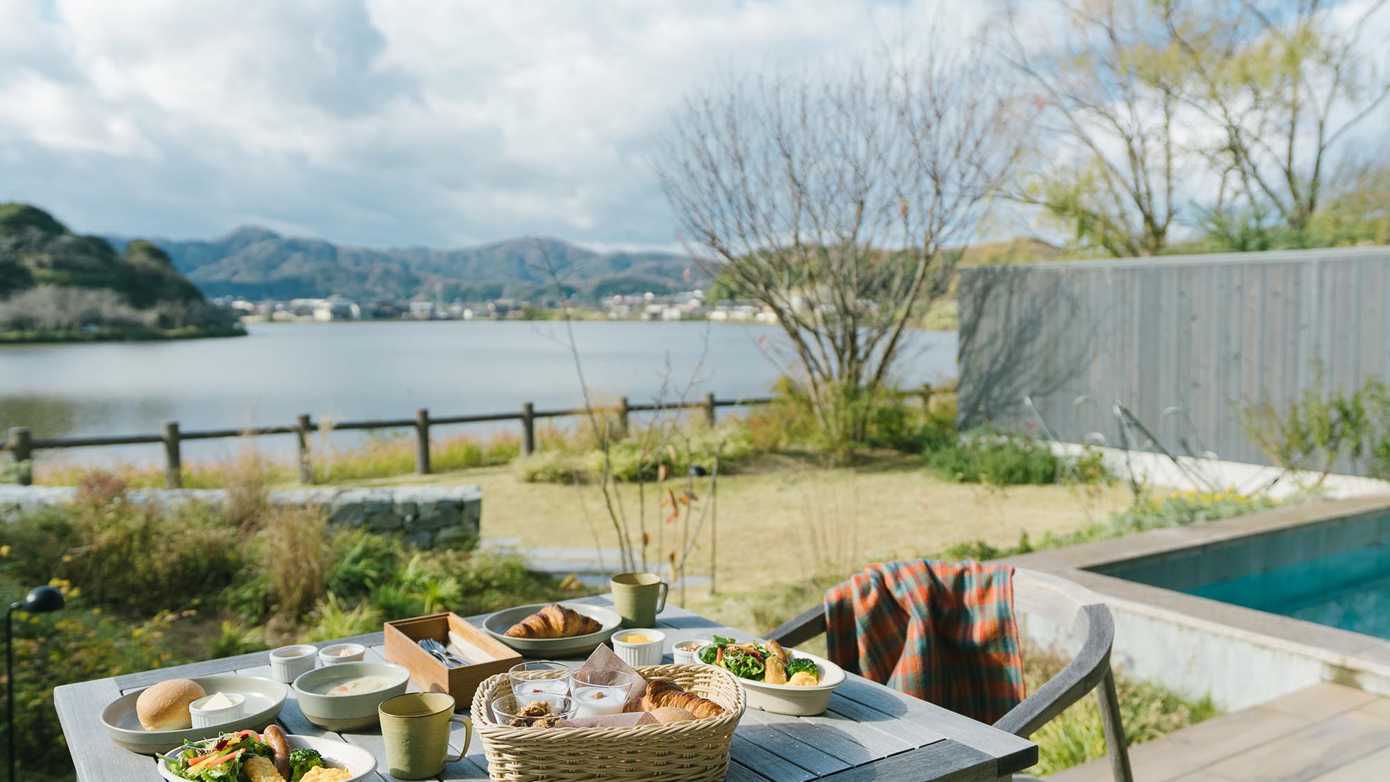 ［湖邸 -Kotei-］朝食はお部屋へケータリングも可能です。自由にお愉しみください［湖邸限定］