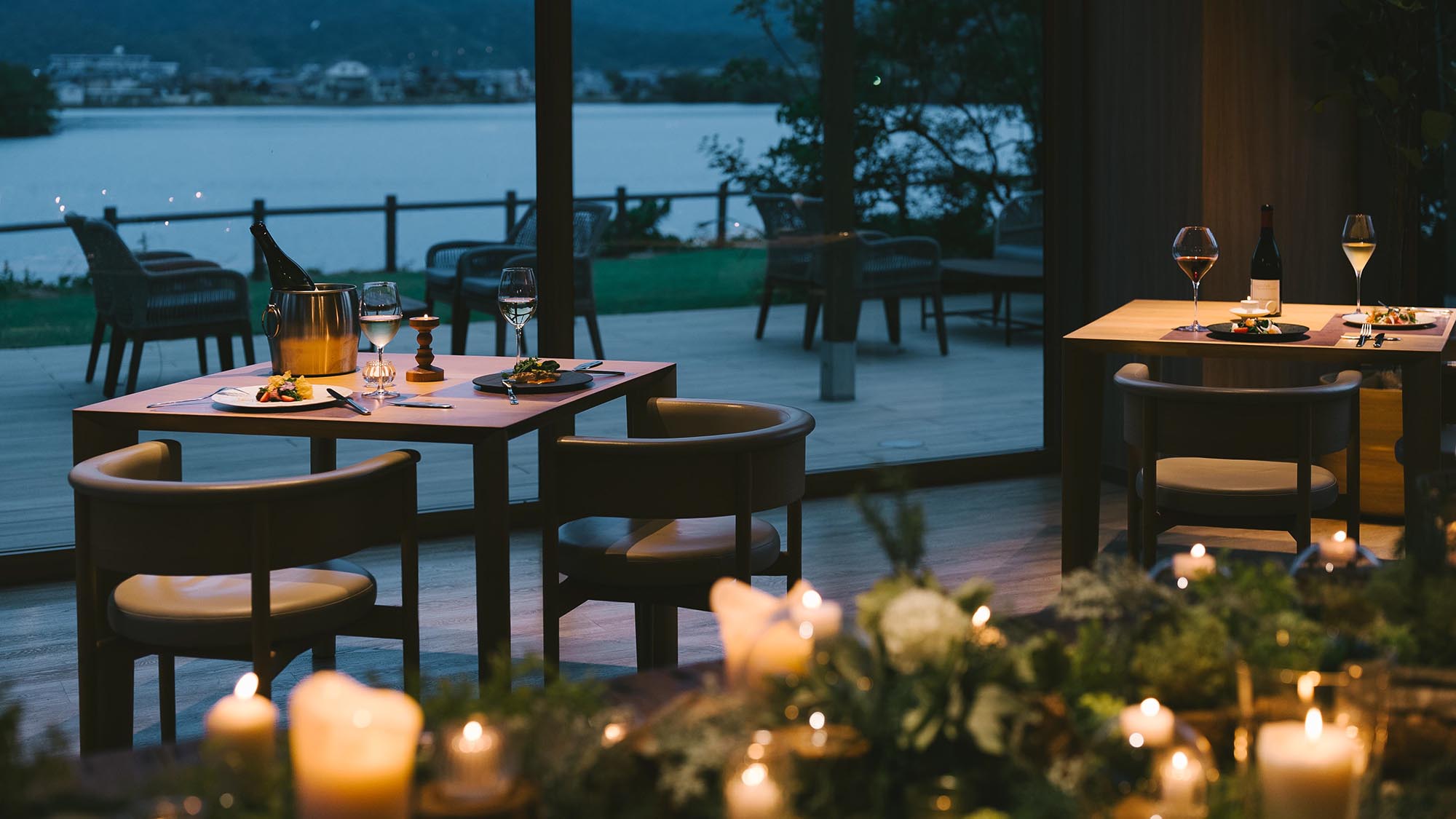 およそ100本の火が揺れるキャンドルディナー。