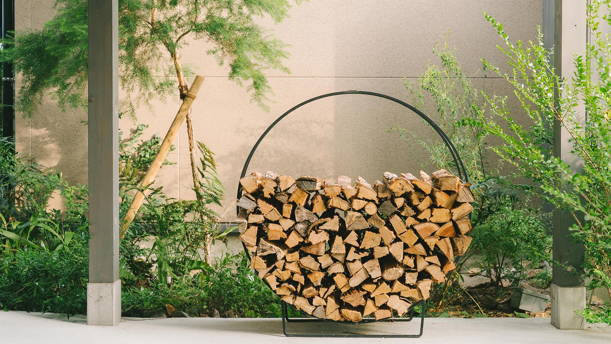 ［湖邸 -Kotei-］本館と繋がる専用通路を抜け、プライベート空間へ。