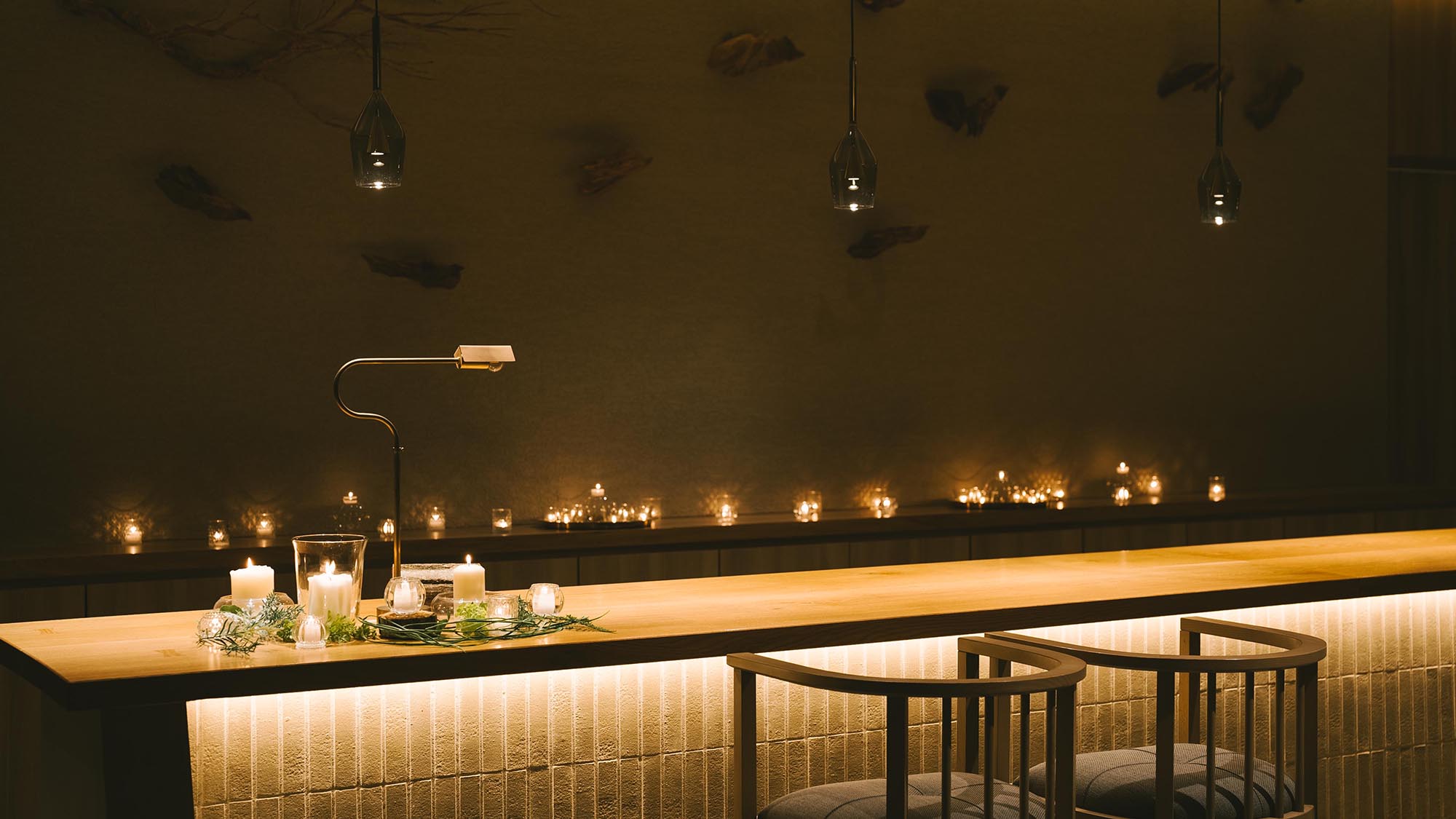 夜にはキャンドルに火が灯され幻想的な空間に。