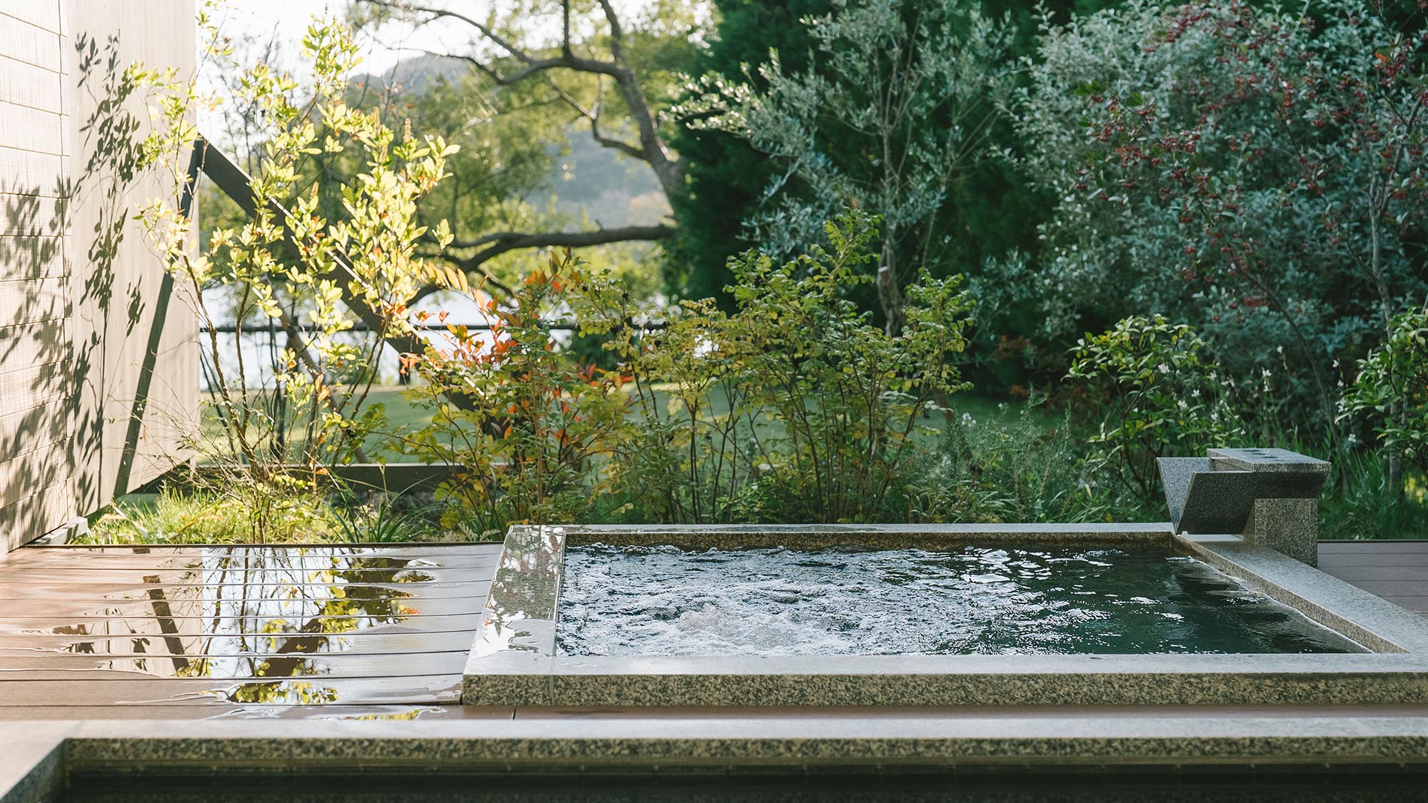 ［温泉棟］柔らかな泉質の八丁浜小浜温泉の湯。ガーデンと湖を望むアウトバスもございます。