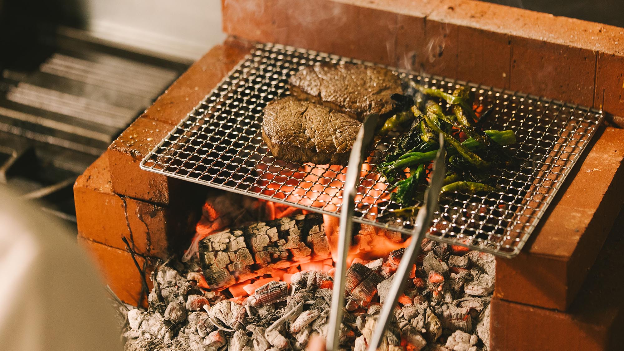 薪の香り、食材の滋味を感じられる薪火料理。