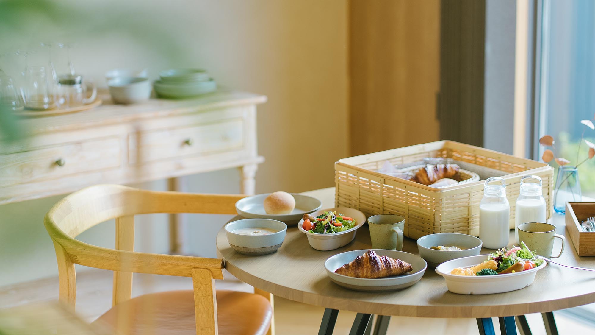 ［湖邸 -Kotei-］湖邸ゲストのみ、朝食はお部屋へケータリングも可能です。