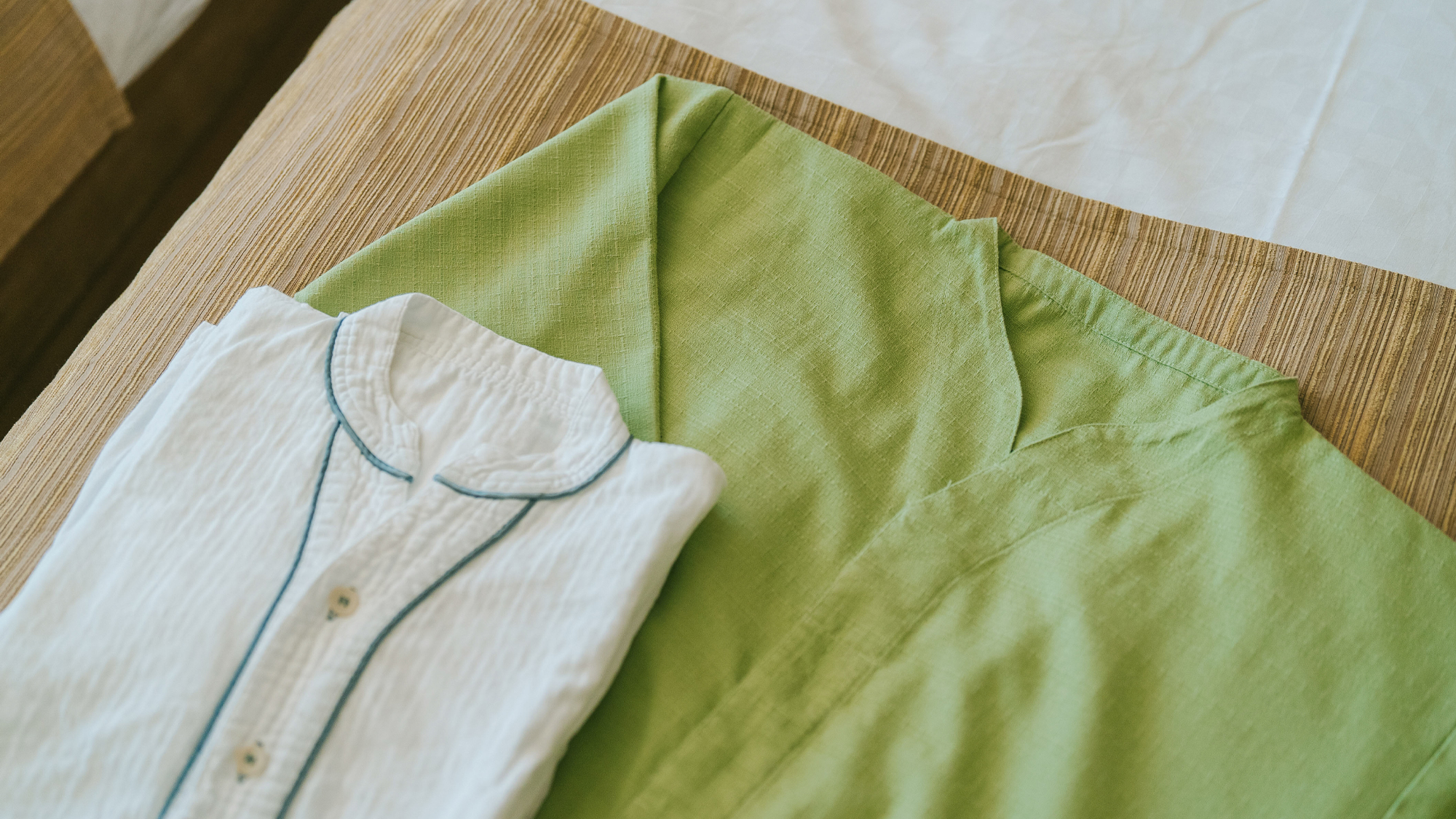 ［本館］ユニセックスデザインのオリジナルラウンジウェア。さっと羽織って散策に。