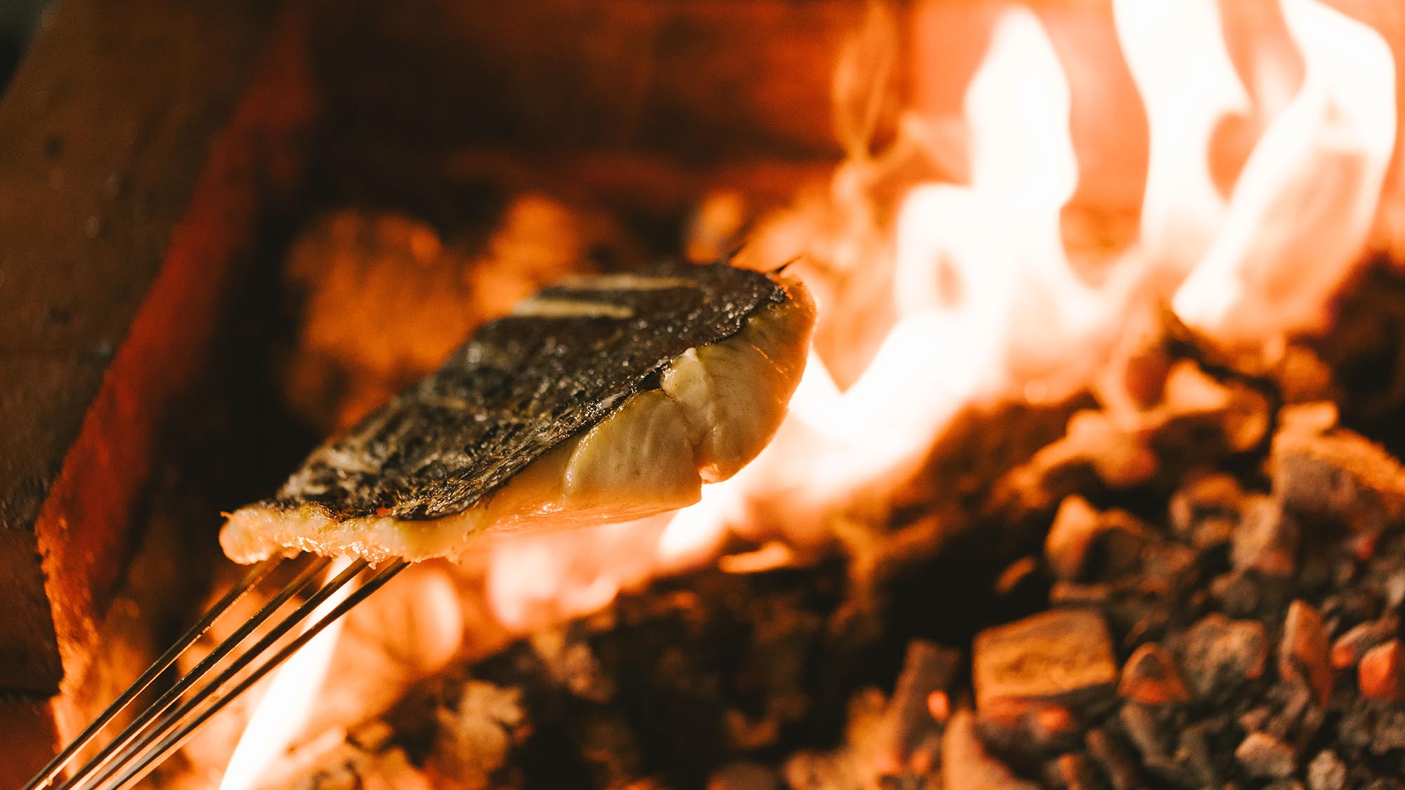 旬の地魚や有機野菜を薪火料理で堪能。