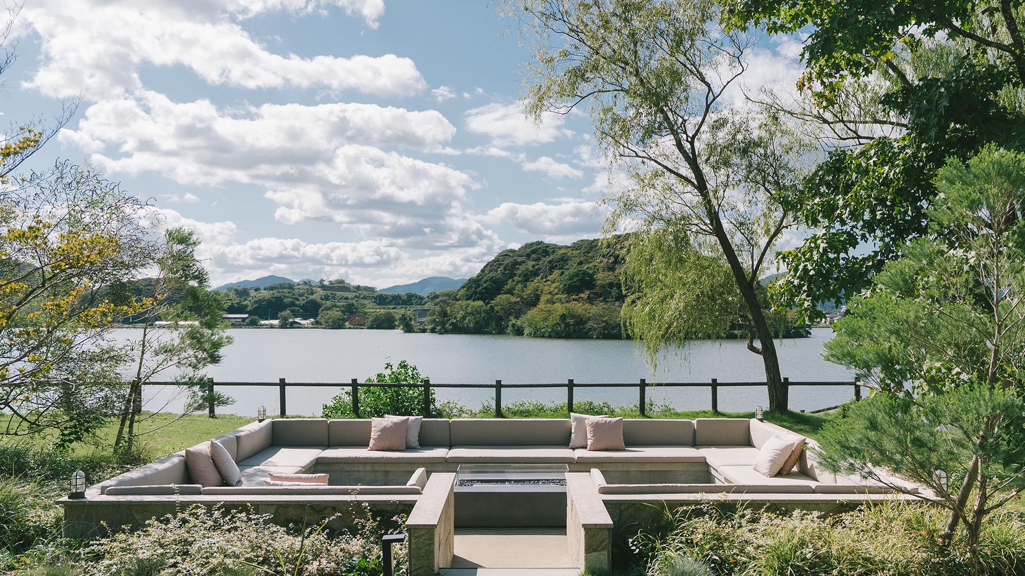 開放的な水辺の風景、穏やかで豊かな時間。