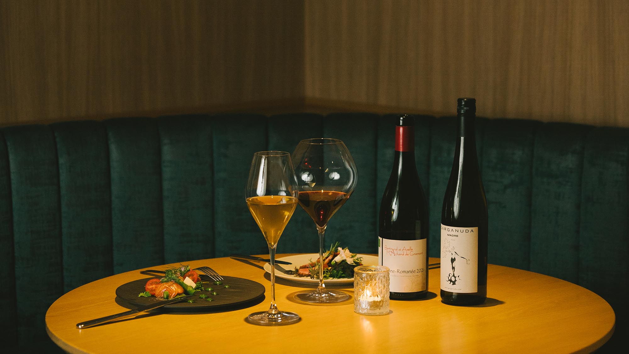 ナチュラルワインを傾け語らうディナー。