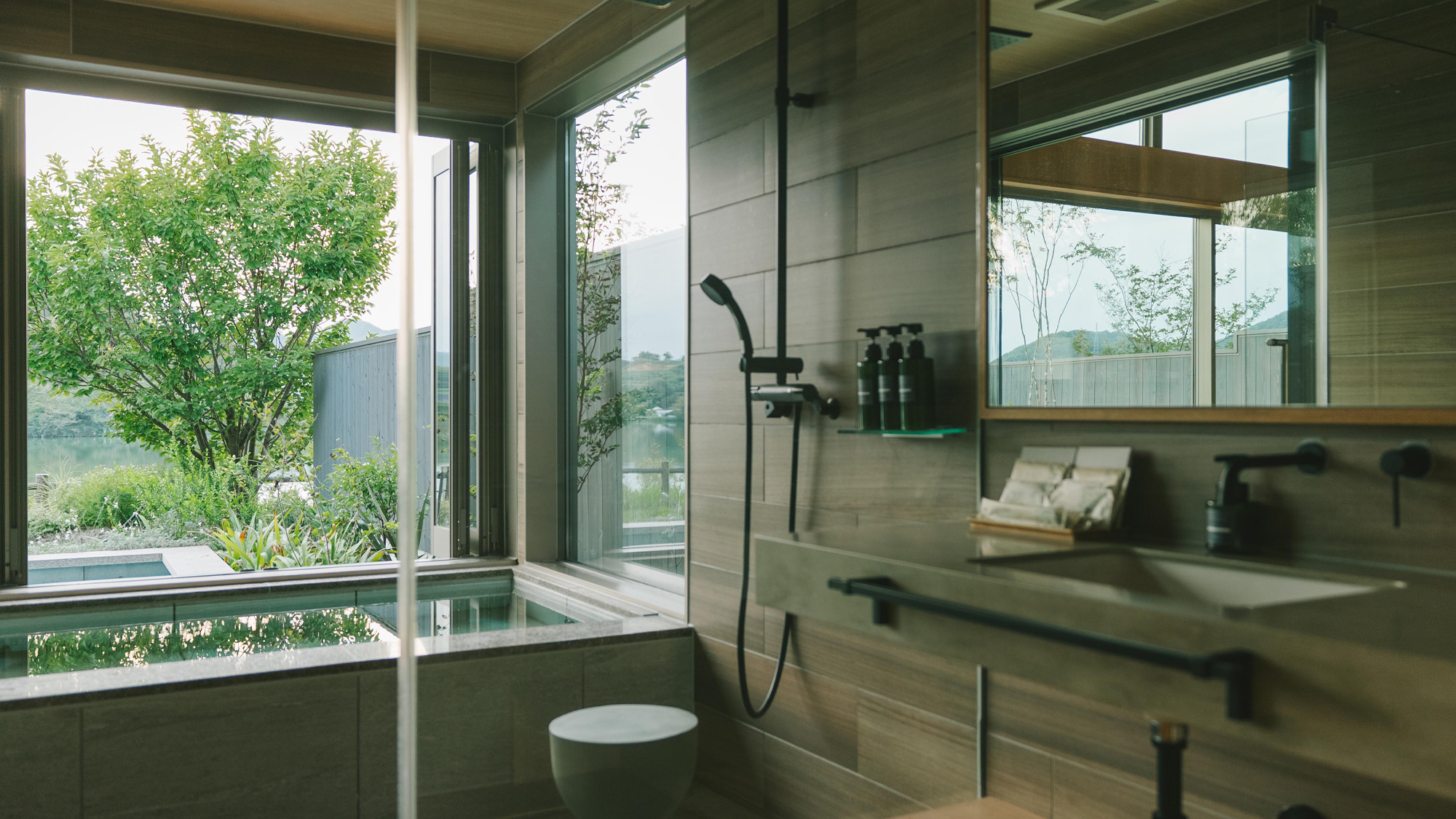 ［湖邸 -Kotei-］柔らかな泉質の八丁浜小浜温泉。半露天風呂をお愉しみください。