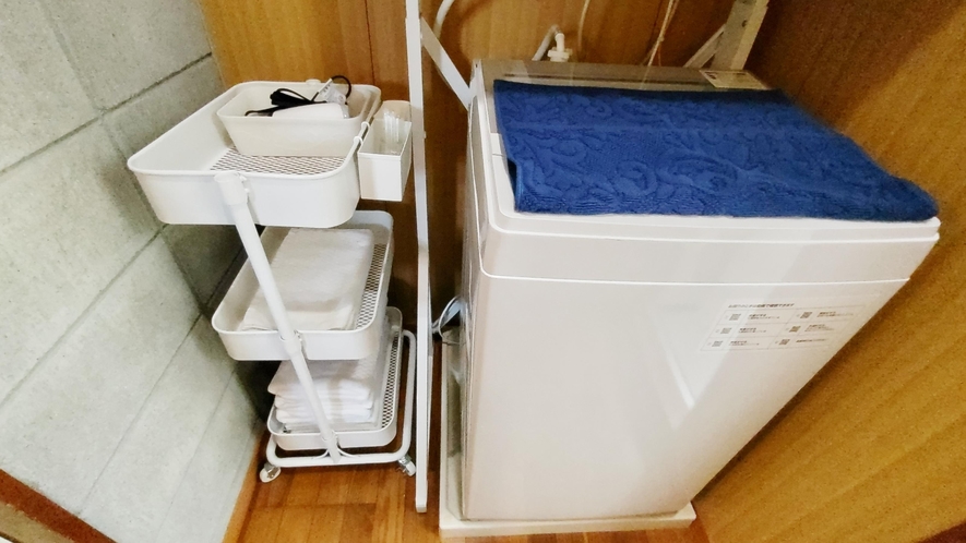 脱衣室には洗濯機と乾燥機を完備。洗濯用洗剤1回分サービス！お部屋にご準備しております。