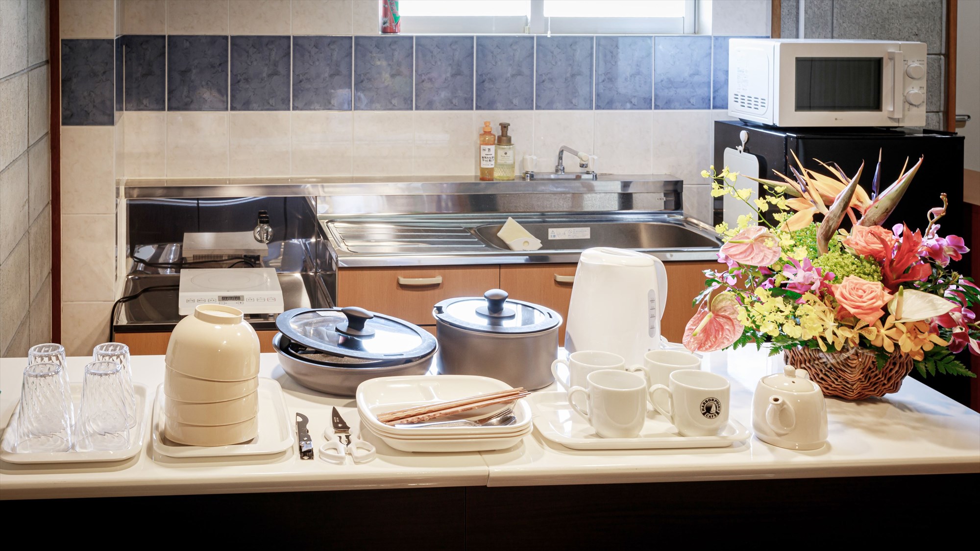 【共通】キッチンには各種調理器具、食器等を備えております。