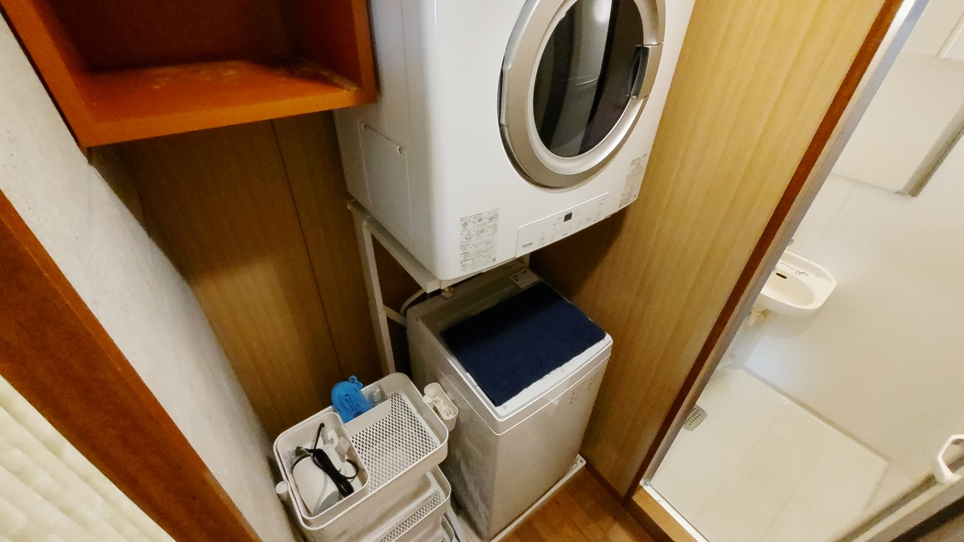 脱衣室には、洗濯機とガス乾燥機を備え、長期滞在にも便利です。