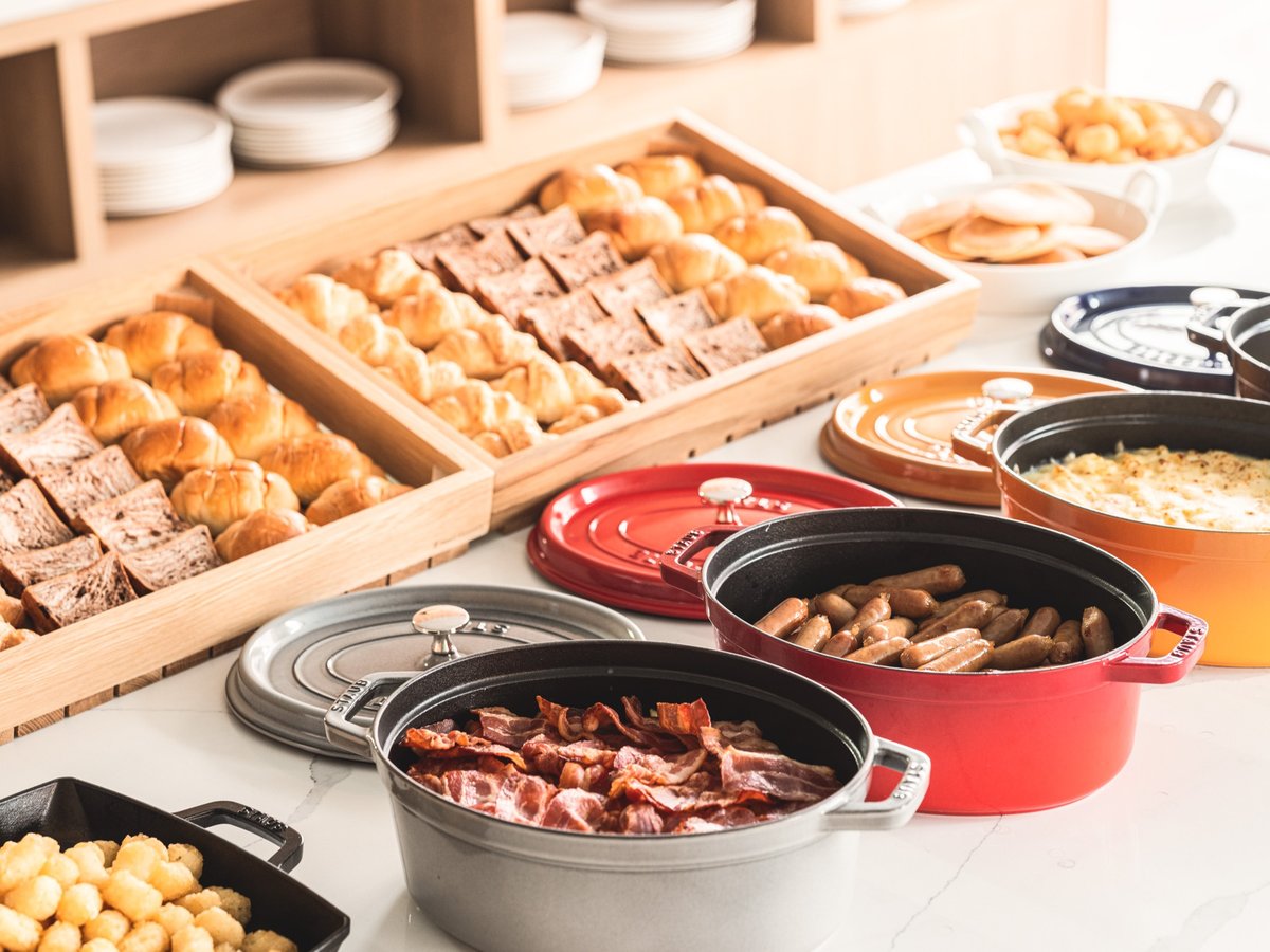 和洋折衷のバイキング形式の朝食となります。