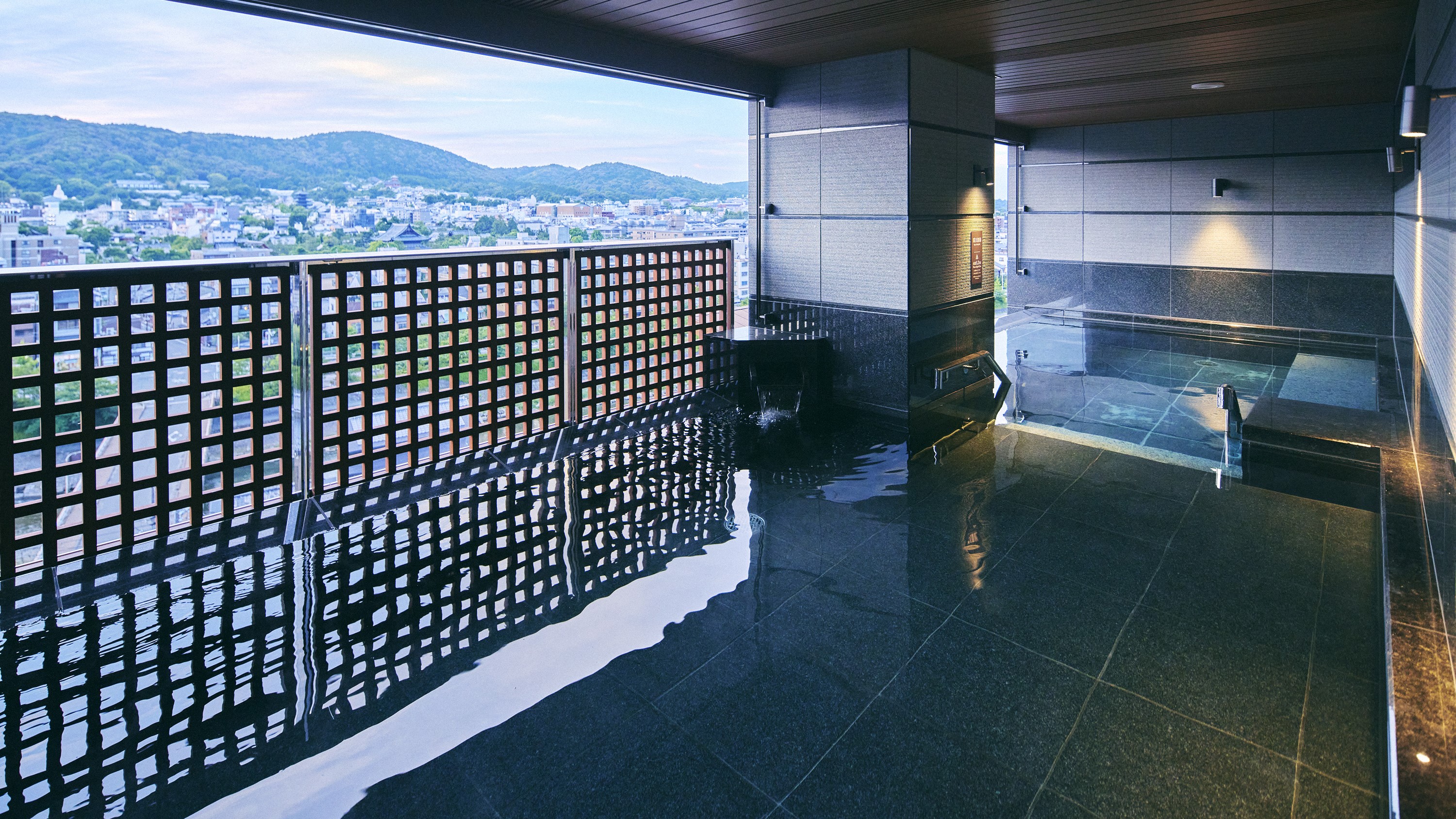 天空露天大浴場　八坂の湯　東山の絶景を望みゆったり浸かれる浴槽