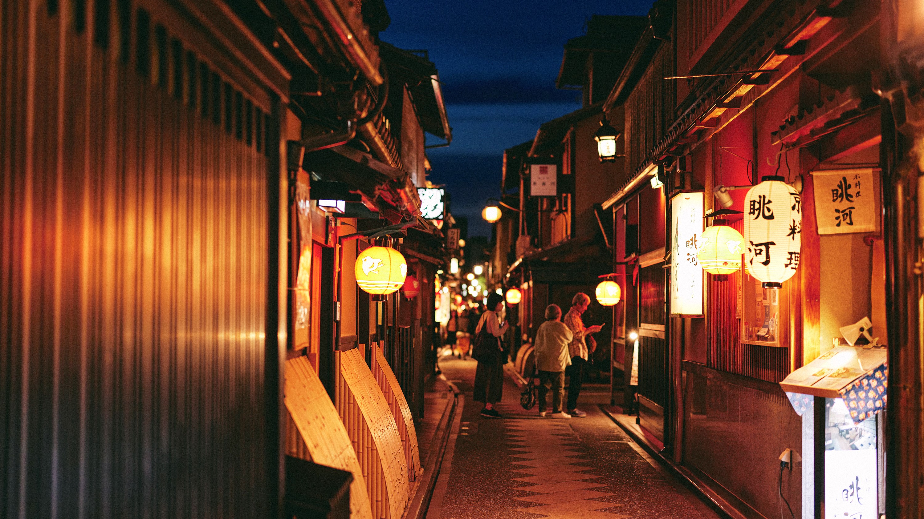 京都らしい風情にあふれた先斗町には芸妓さん舞妓さんのいる茶屋、魅力的な飲食店、劇場などがございます