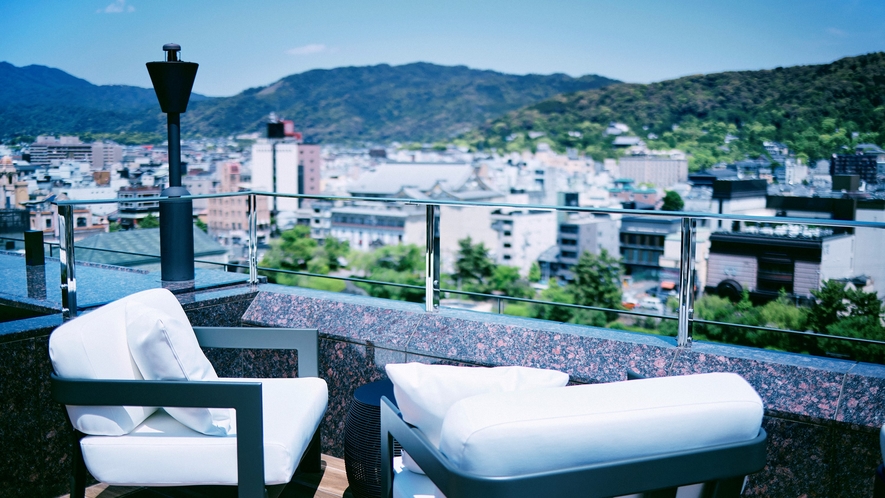 ルーフトップラウンジ「空庭テラス」眼下に広がる京の街並み、大パノラマをご体感ください