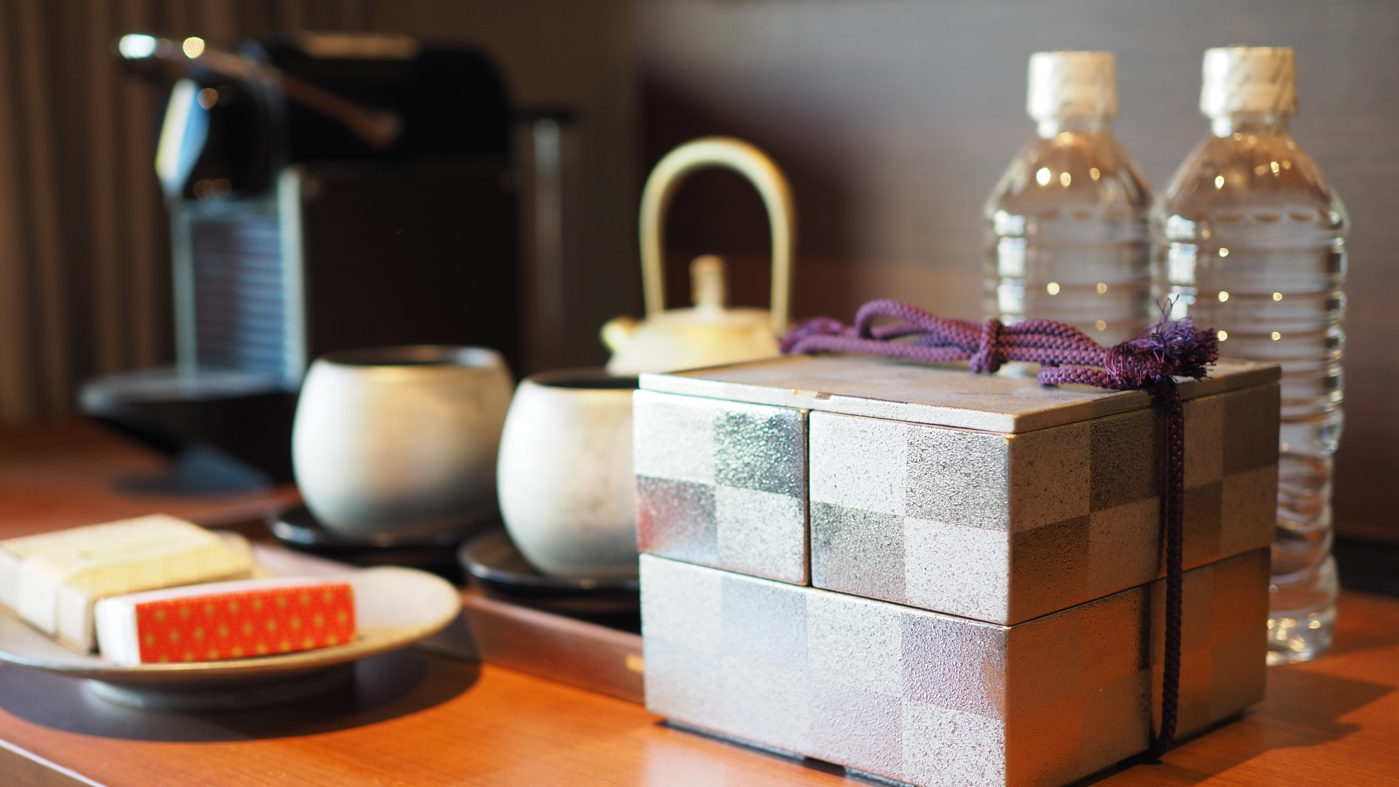 京都ならではのおもてなし　お部屋には京都老舗のお菓子・お茶をご用意しております