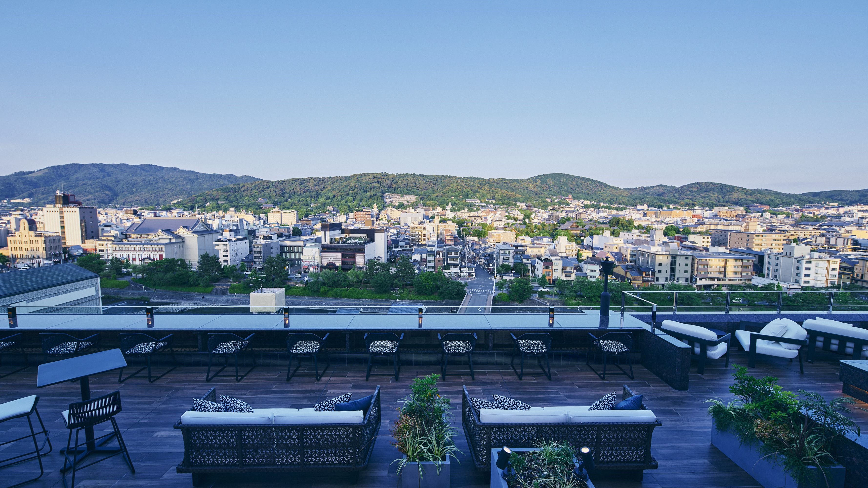 空庭テラスルーフトップラウンジ「空庭テラス」から東山、鴨川、南座、知恩院、八坂の塔、清水寺を一望する