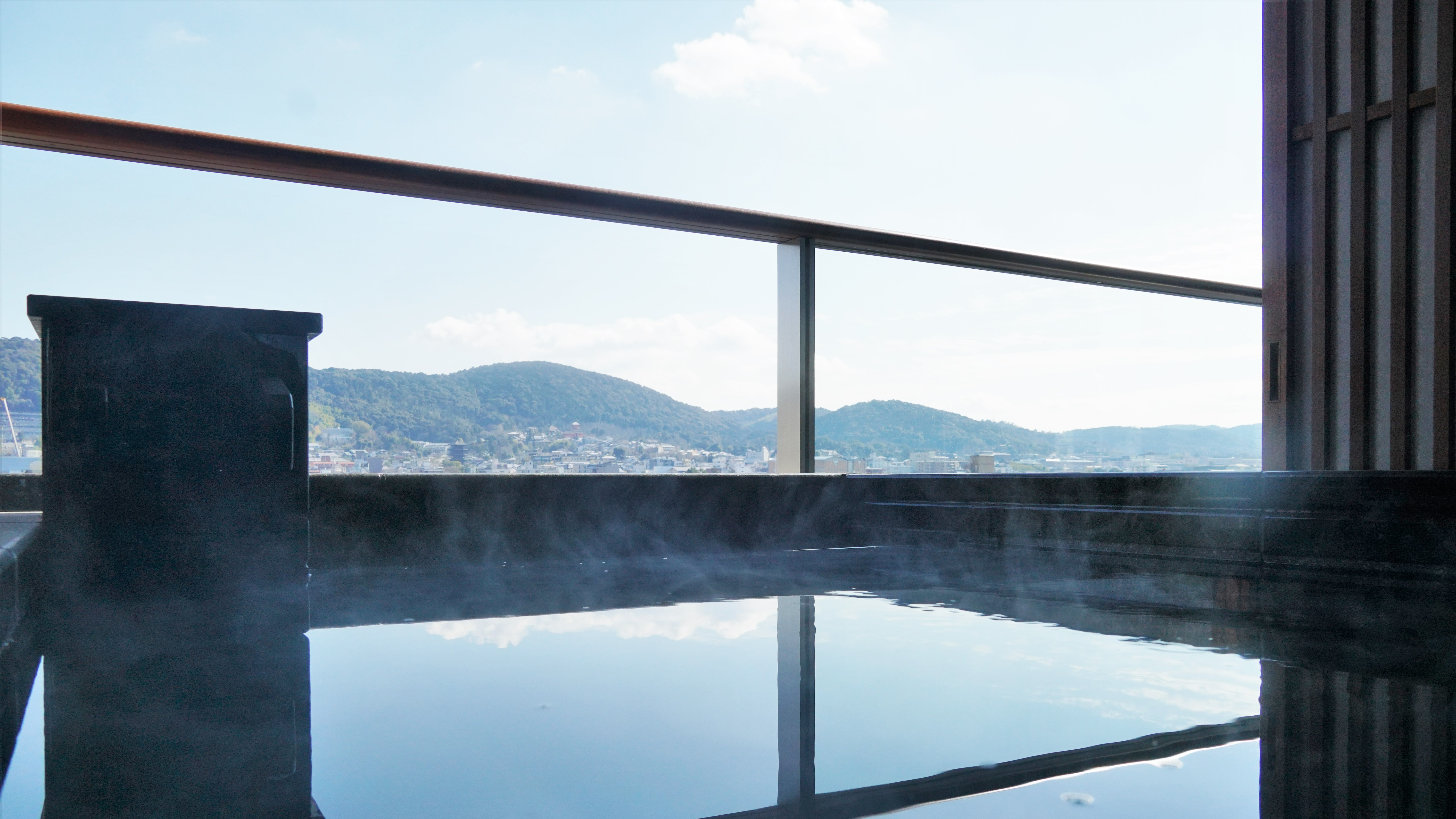 鴨川ルーム　お部屋の天然温泉露天風呂に浸かり眺める京の山紫水明