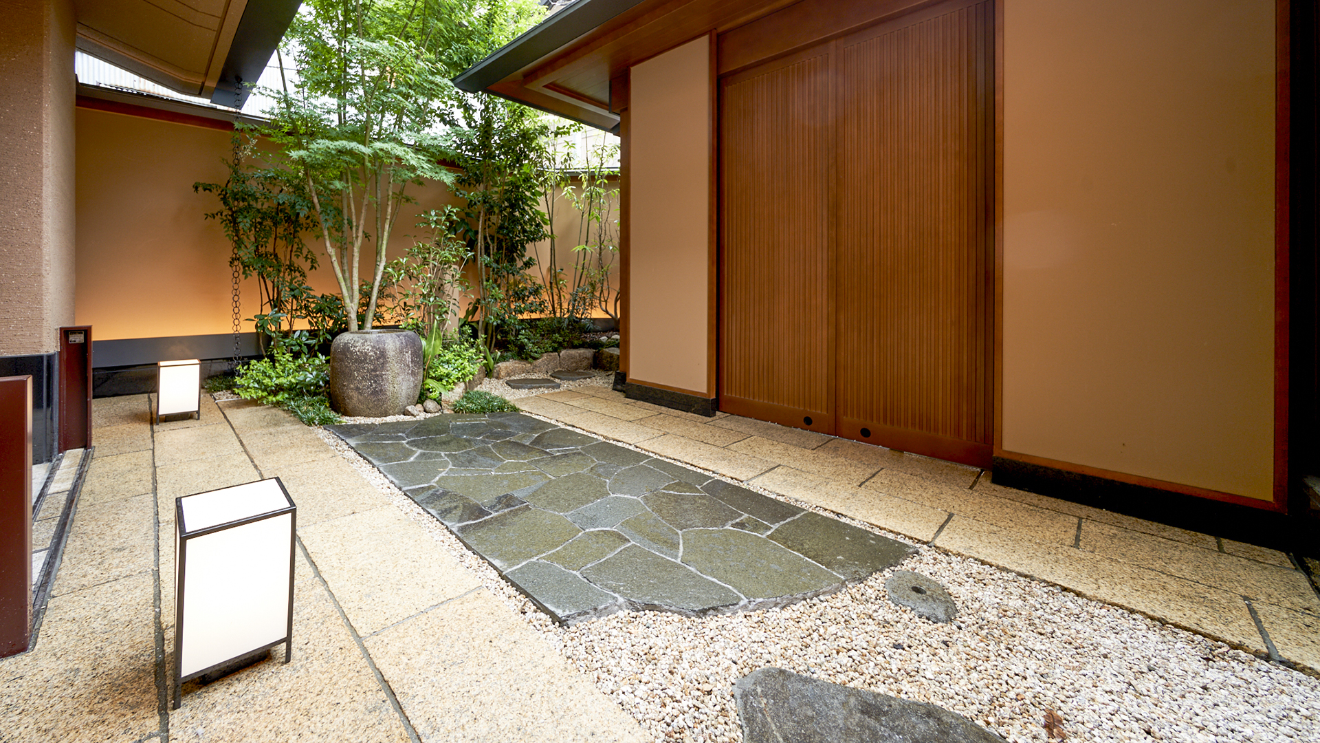 別邸のお客様専用　「数寄屋門」お出入り口　京都の隠れ家にふさわしい小路に面した専用のお出入り口