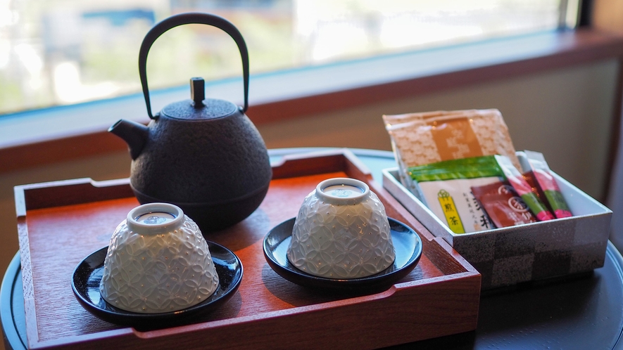 京都ならではのおもてなし　お部屋には京都老舗のお菓子・お茶をご用意しております
