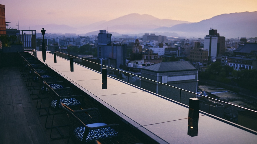 ルーフトップラウンジ「空庭テラス」開放感に満ちた天空のラウンジで京の風に身をまかせ眺める夕景