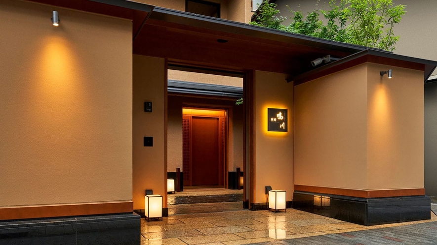 別邸のお客様専用　「数寄屋門」お出入り口　京都の隠れ家にふさわしい小路に面した専用のお出入り口