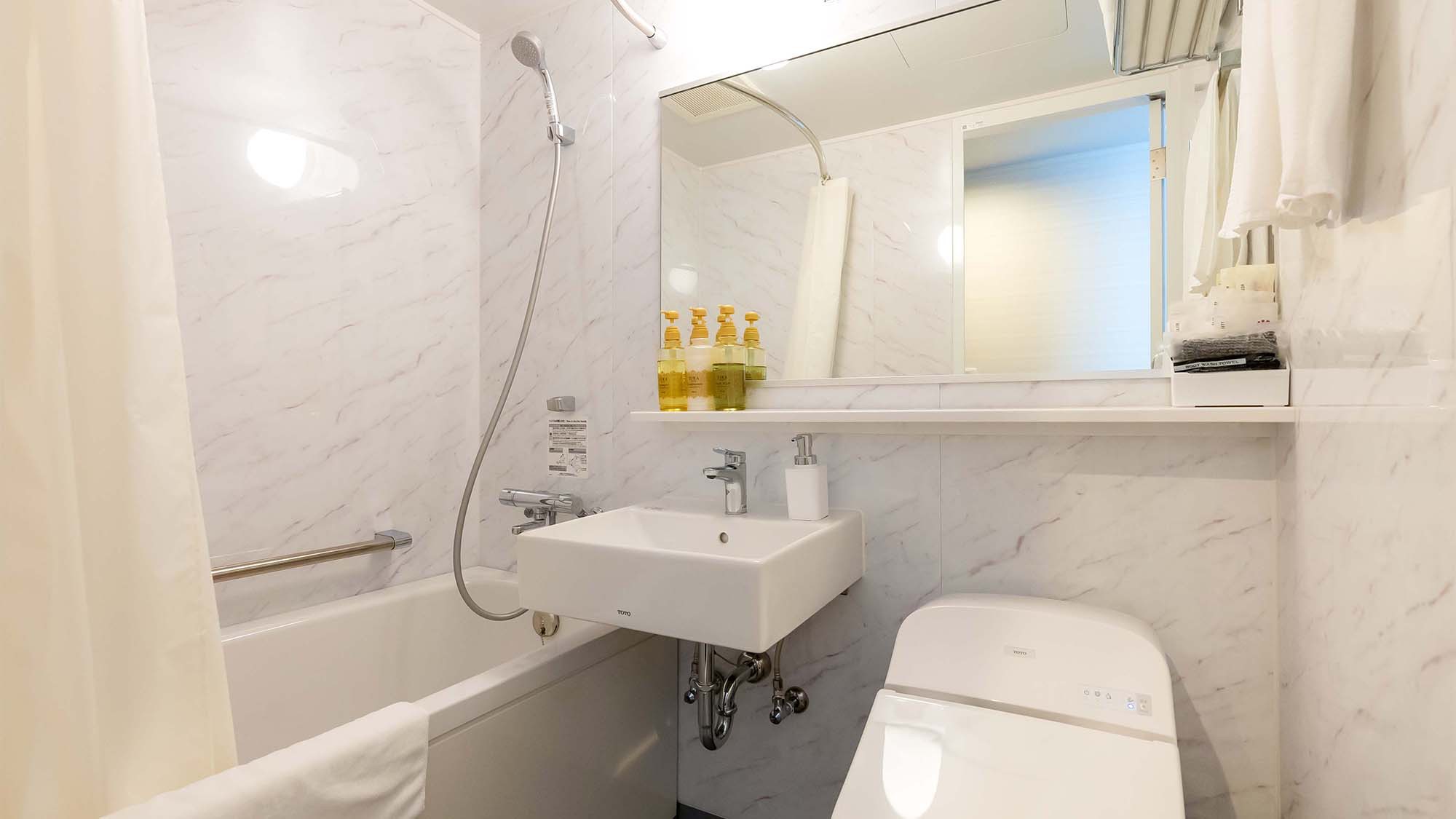 ・【客室一例　ツイン】白を基調とした明るいバスルーム