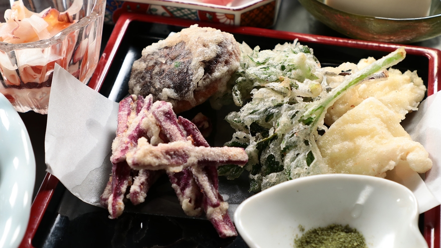 【夕食】　明日葉天ぷら、赤いか、紫芋、原木椎茸、明日葉塩