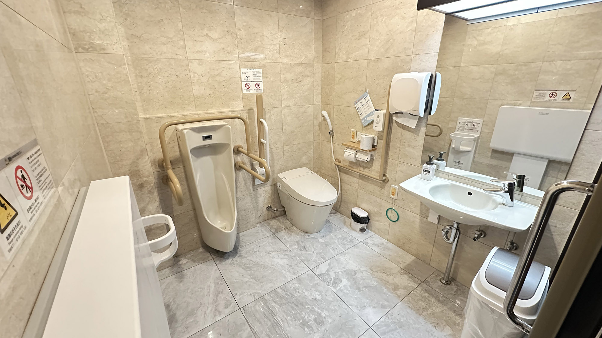 車いすトイレ（ロビー）