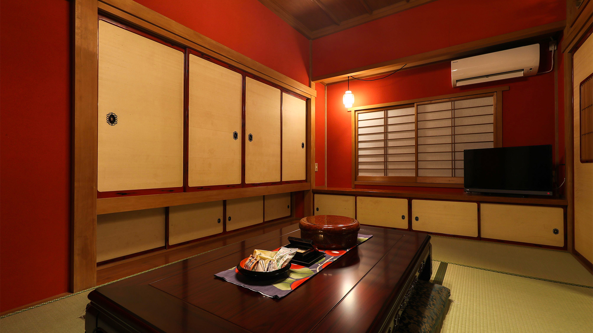 ・＜居間＞日本の美と現代の和モダンが融合した趣ある客室