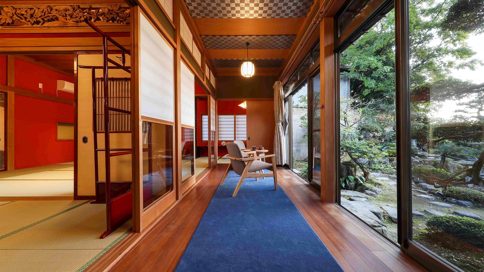 ・＜廊下＞大きな窓から、鯉が泳ぐ美しい日本庭園を望むことができます