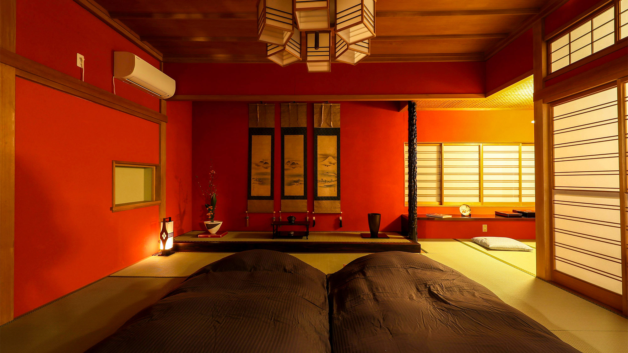 ・＜寝室＞赤を基調とした落ち着いた空間でゆったりおくつろぎください