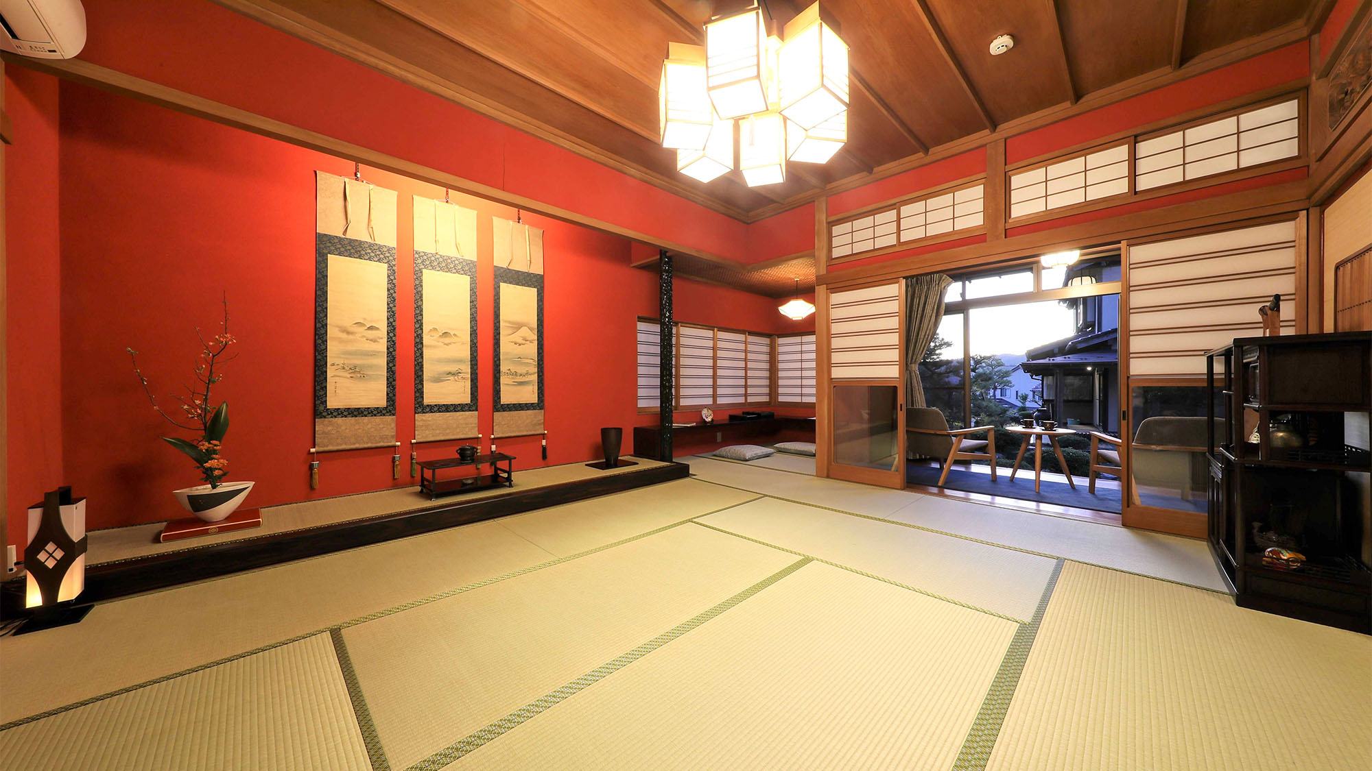 ・＜寝室＞寝室となる広々とした和室の空間。奥に書院のスペース有り