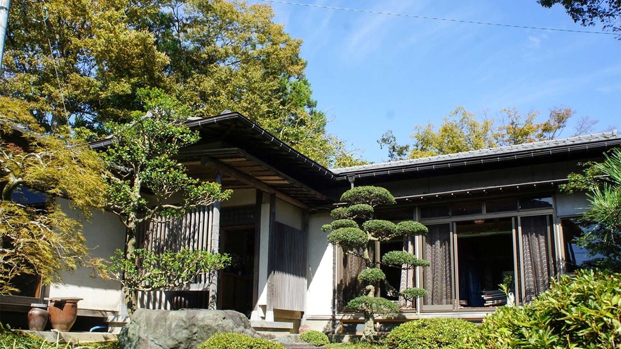 ・＜外観＞富山と石川の県境、山と田園に囲まれた田舎の宿場町に佇むお宿