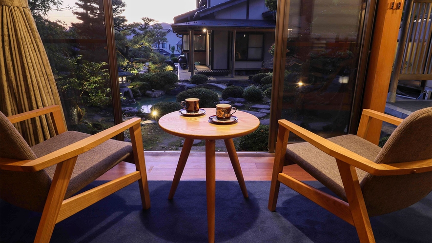 ・＜眺望＞趣ある日本庭園を眺め、侘び寂びの世界観を味わえる空間
