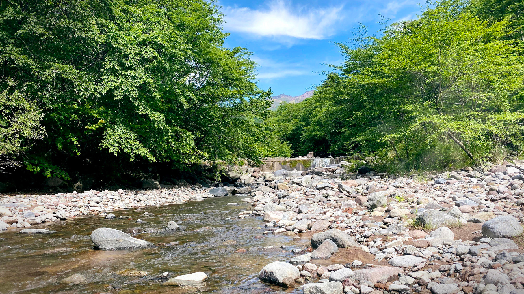 女峰山から流れる聖水 目の前を流れる稲荷川のせせらぎ